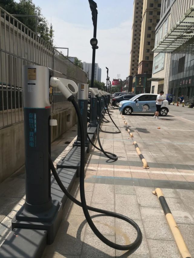 【新闻调查】小区安装电动汽车充电桩难在哪儿?