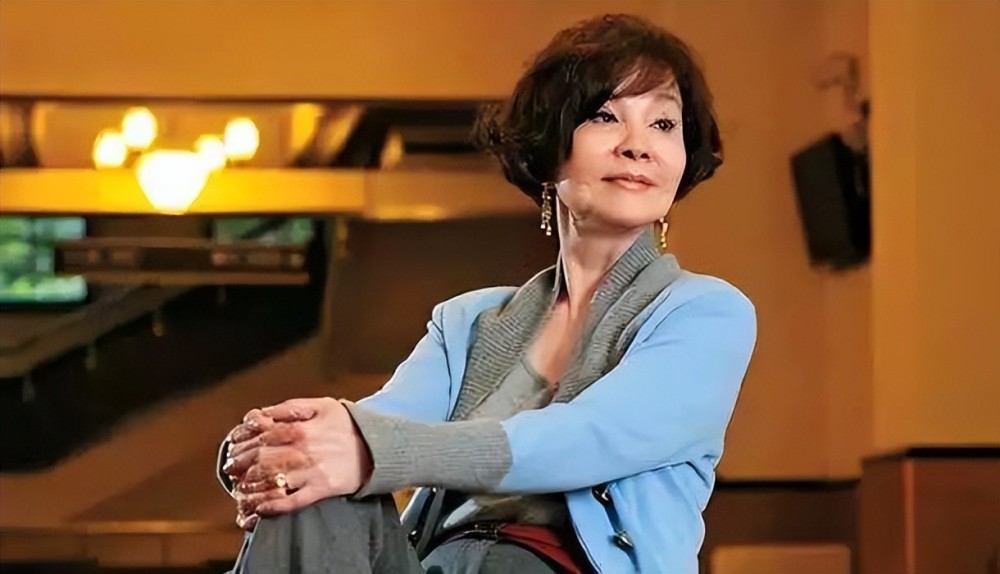 78岁归亚蕾依旧很美,"海浪卷短发 花素搭配",从容老去很优雅插图1