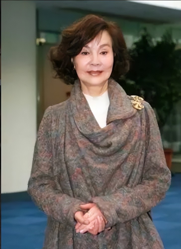 78岁归亚蕾依旧很美,"海浪卷短发 花素搭配",从容老去很优雅插图15