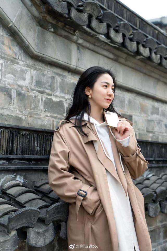 唐诗逸与神秘男子餐厅互喂牵手离开举止亲密