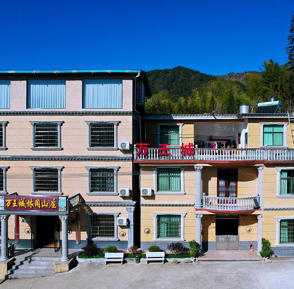 桂东民宿万洋山相思草原属于湘南特色的"南风顶"气候区,四周翠绿延绵