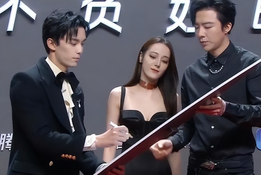 还有一次在宣传新剧的时候,吴磊与迪丽热巴参加了一个活动,因为活动中