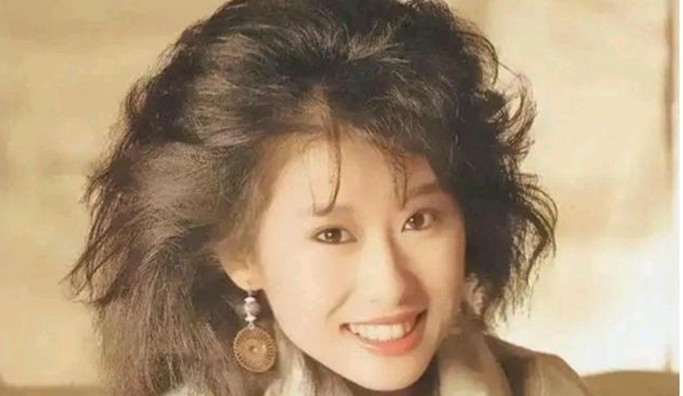 年轻时的叶倩文叶倩文在翻唱这首歌时,请来了当时香港殿堂级写词人