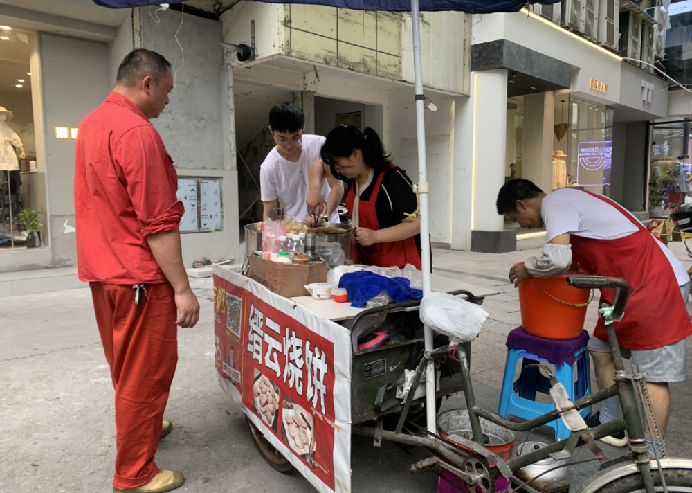 下午五时许,一个个头高高的少年拿着一个饭盒来到烧饼摊,饭盒里装着几