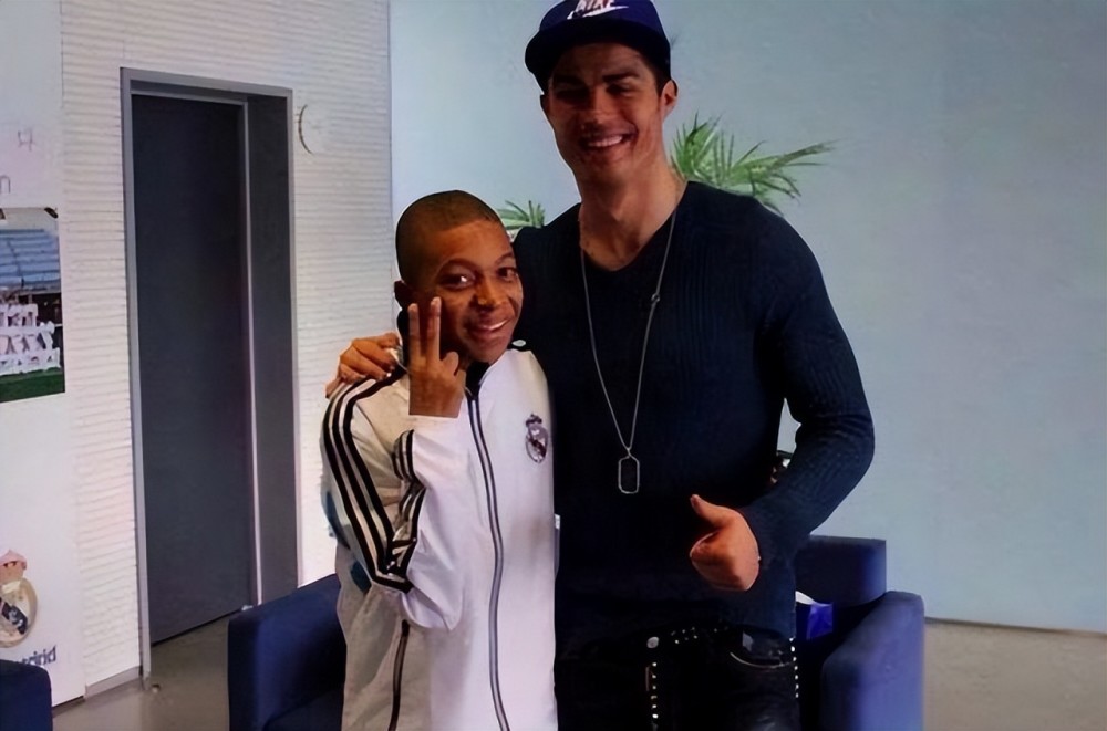 姆巴佩社媒删除c罗合照,拉黑c罗粉丝,曾被批拒绝c罗加盟_腾讯新闻