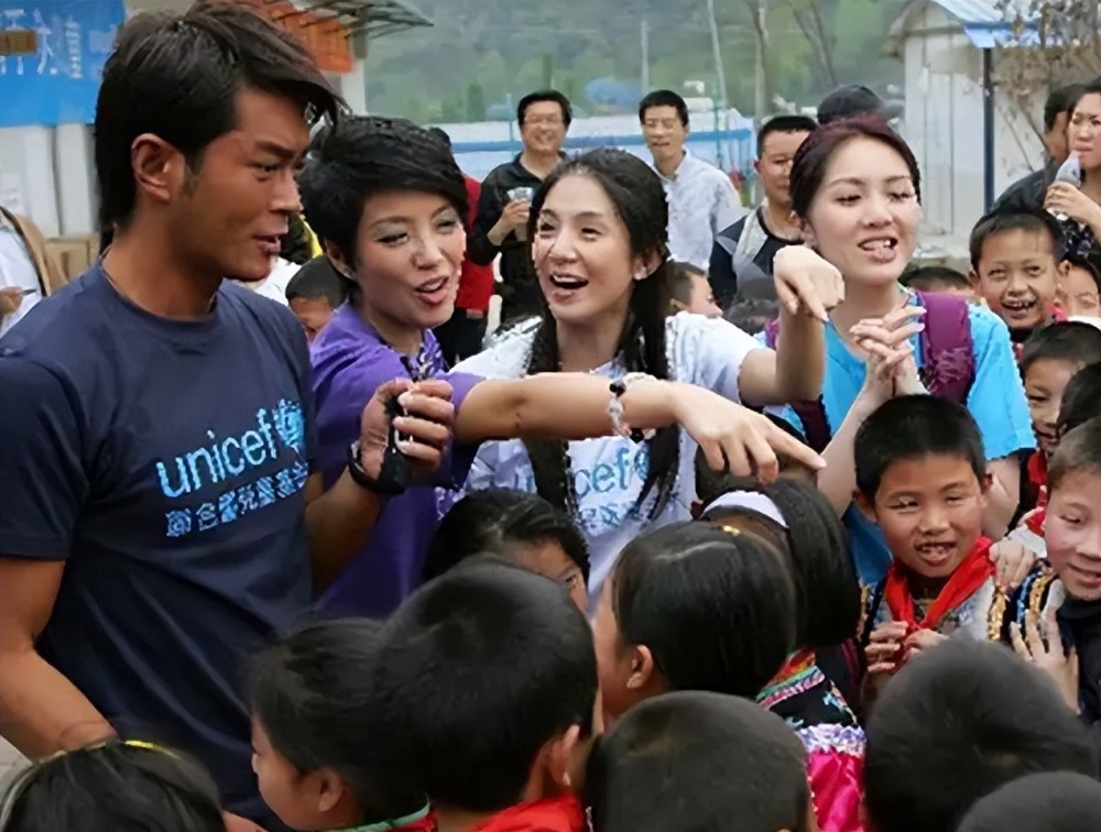 古天乐骑电动车上下班,身边从不带助理,接地气不像明星_腾讯新闻