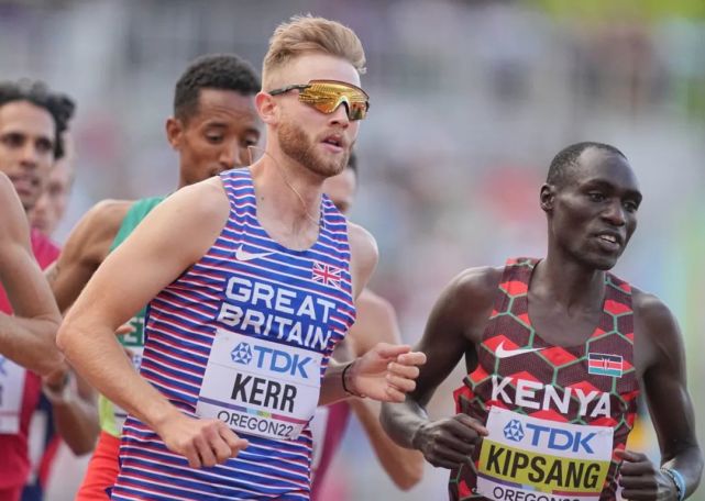 比赛开始后,肯尼亚选手基普桑一马当先选择占据领先位置;英格布里吉森