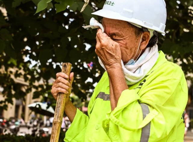 文成环卫工人的一天!_腾讯新闻