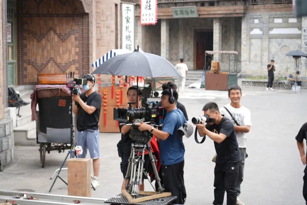 横店片场忙不停揭秘剧组的抗高温妙招