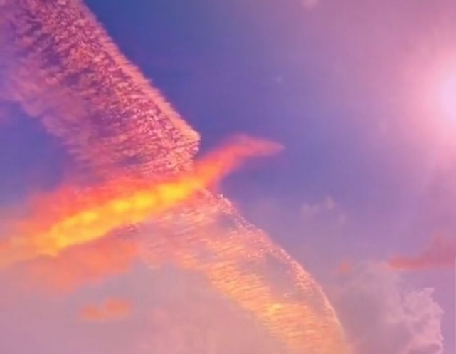 云南昆明现惊艳凤凰云 似大鹏展翅凤舞九天_腾讯新闻