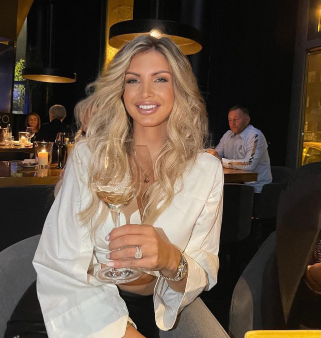 祖巴茨今夏与快船签大合同 妻子秀恩爱展现迷人大长腿