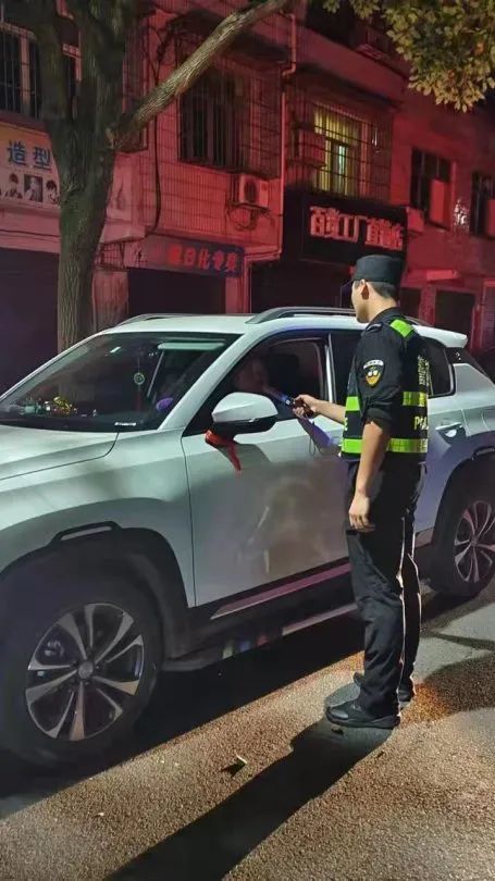 对途经的车辆,人员开展夜间综合查缉及酒驾,毒驾等排查