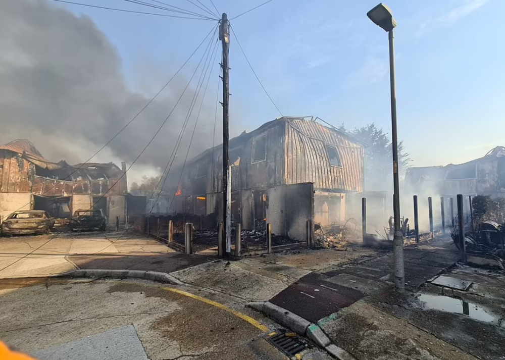 英國倫敦多地起火:110輛消防車出動 土地焦黑如