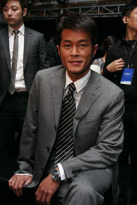 52岁古天乐骑三轮车上班!没豪车接送更无助理,过单身生活显寂寞