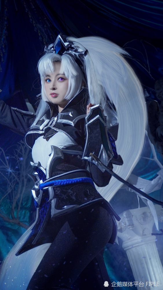 暮光星灵·佐伊是moba竞技网游《英雄联盟》中的英雄角色.