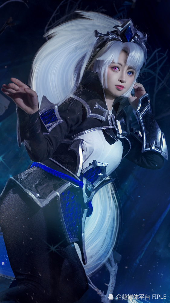 暮光星灵·佐伊是moba竞技网游《英雄联盟》中的英雄角色.