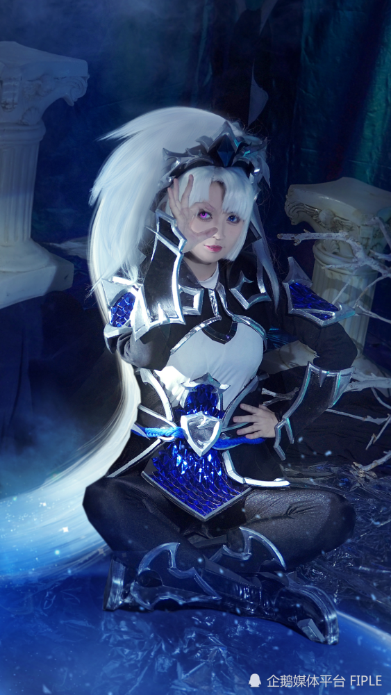 暮光星灵·佐伊是moba竞技网游《英雄联盟》中的英雄角色.