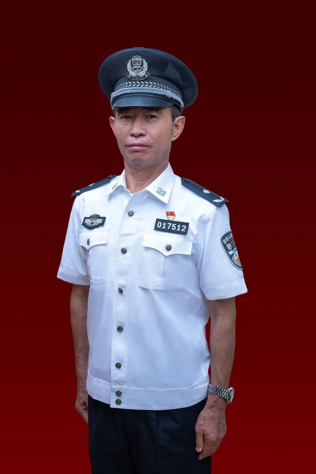 戎装更替初心不改昆明公安基层所队里的白衬衣们