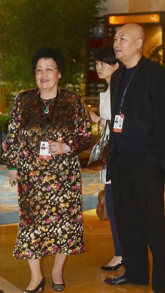 迟重瑞和陈丽华夫妇亮相,富豪老婆穿碎花裙贵气十足,老公像跟班插图5