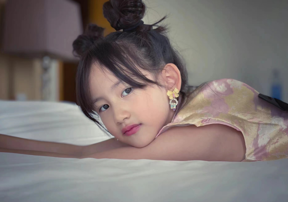 黄磊小女儿太会长了!扎米奇头穿旗袍才8岁就有明星范,比多多美插图6