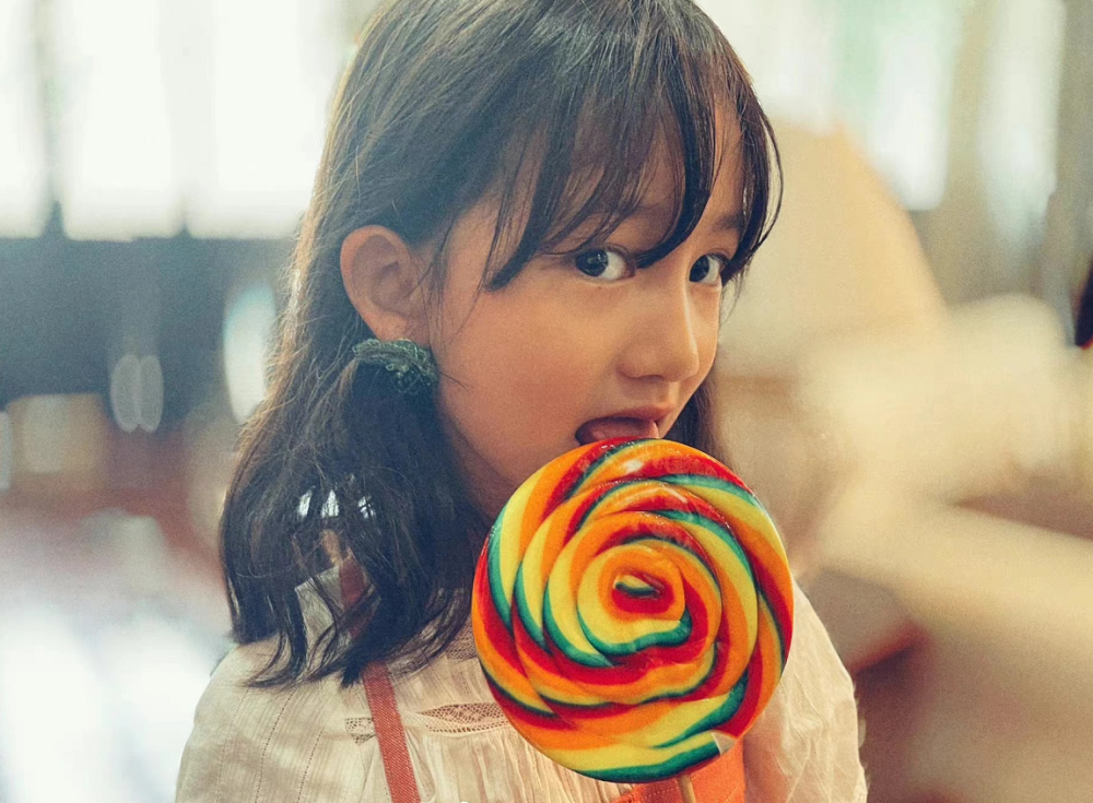 黄磊小女儿太会长了!扎米奇头穿旗袍才8岁就有明星范,比多多美插图