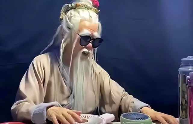 潘长江扮演葫芦娃爷爷,戴墨镜打碟造型怪异被吐槽