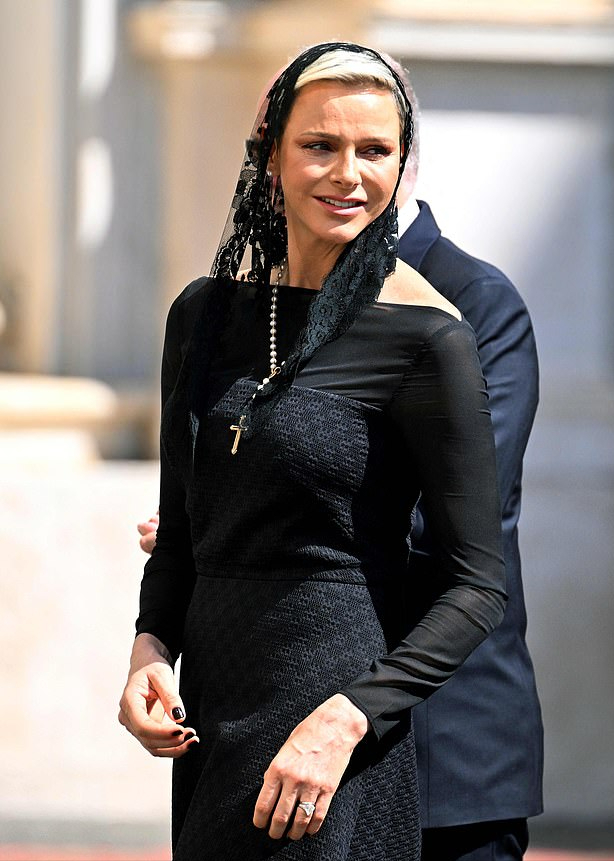 摩纳哥王妃见梵蒂冈教皇大变样!穿小黑裙戴黑头纱好美,仙气十足