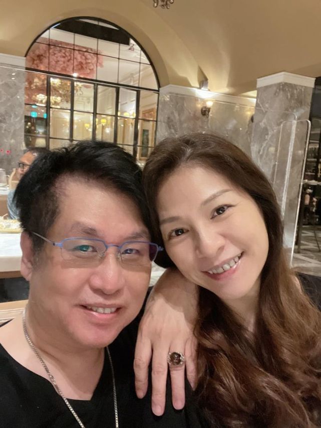 郑智化罕秀恩爱戴宝石戒指自称土豪小7岁妻子美貌不输明星