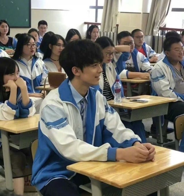 吴磊高中毕业旧照流出穿校服和同学合影校草男孩少年感十足