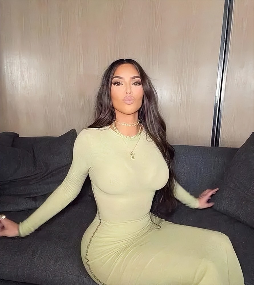 镶上一排钻石牙42岁的金卡戴珊壕气十足减肥19斤重返少女感