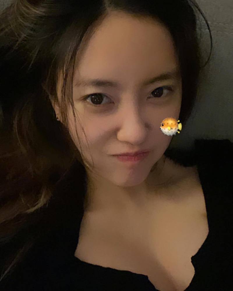 tara孝敏素颜自拍紧身黑色t恤身材丰满不化妆也是容光焕发