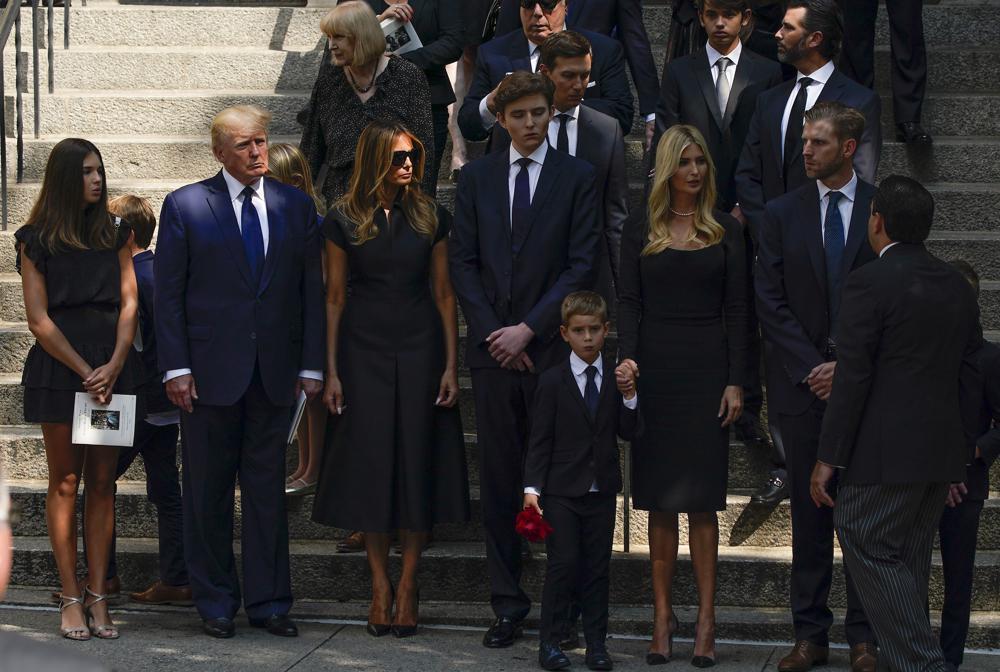 特朗普参加前妻伊万娜葬礼，家人悉数到场