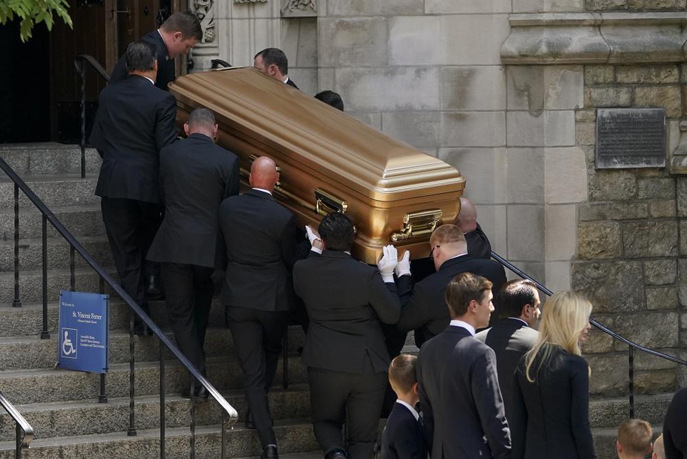 特朗普参加前妻伊万娜葬礼，家人悉数到场