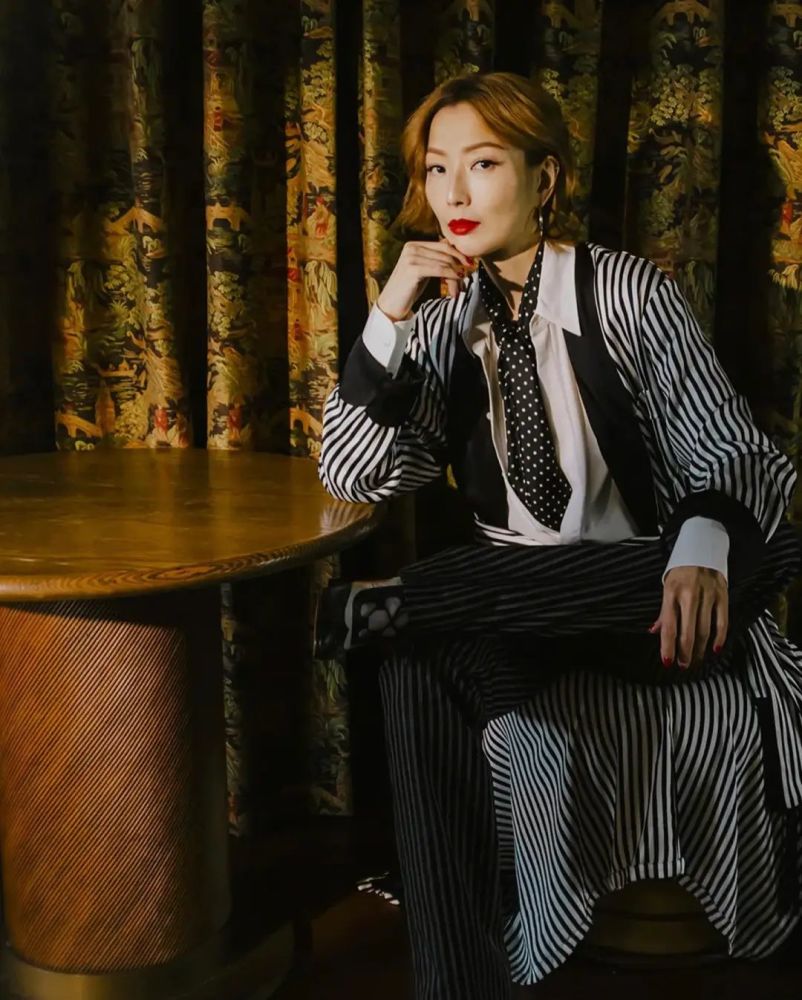 下个月,sammi 就 50 岁了,保持这样的状态真谁看了不感叹一声绝.