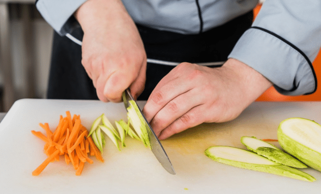 张小泉经理回应拍蒜断刀中国人的切菜方法不对网友不懂中国文化