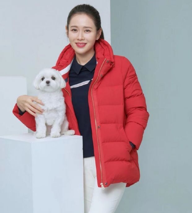 孙艺珍与爱犬一起拍摄广告写真 穿羽绒服搭白色长裤状态佳