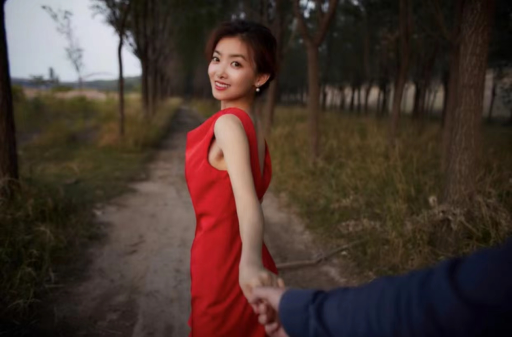 36岁王京京大婚披洁白头纱紧牵新郎官手绯闻男友王亚飞送祝福