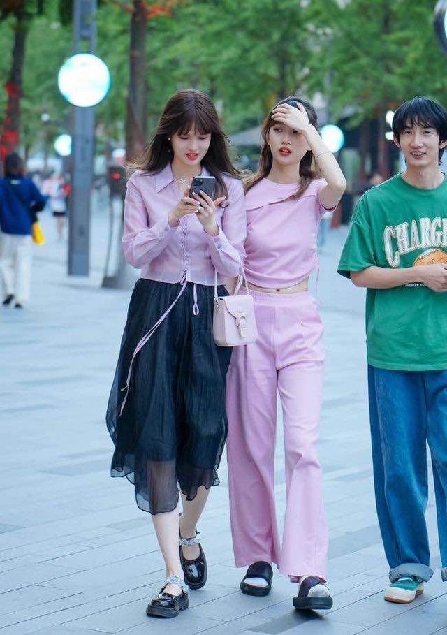 聪明女人夏天很少穿长裤,看看杭州潮人,你就知道了!_腾讯新闻