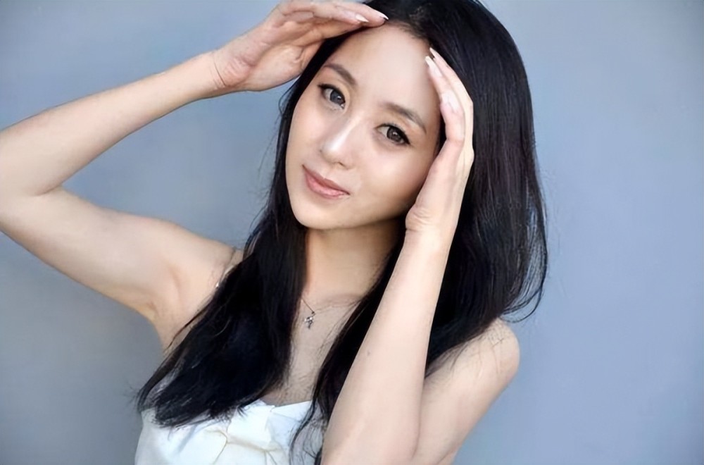 云飞前妻高玥:老公成名后毅然解除婚姻,一人带女儿坚强生活插图5