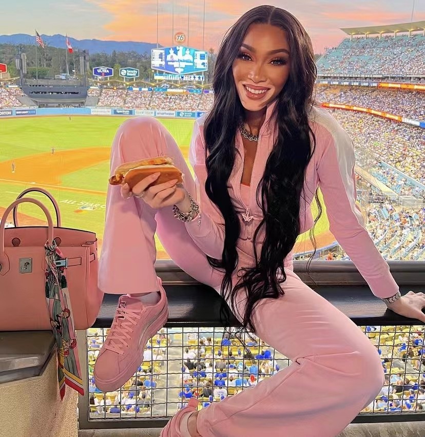 库兹马的现任女友是名模温妮,值得注意的是,温妮和库兹马签约同一家