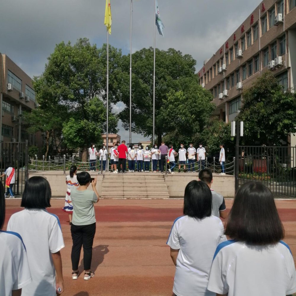 创意涌动,寓教于乐"涨知识"此次比赛邀请了鱼窝头中学学生及家长共同