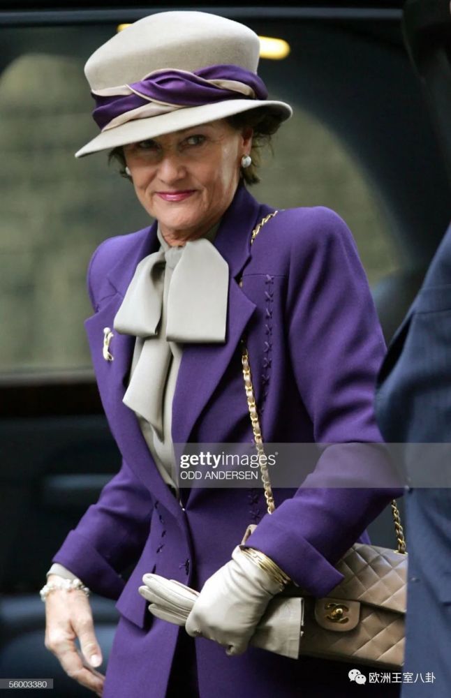 以简洁的款式为主,一般都和着装搭配往后宋雅更多戴的是小帽檐的帽子