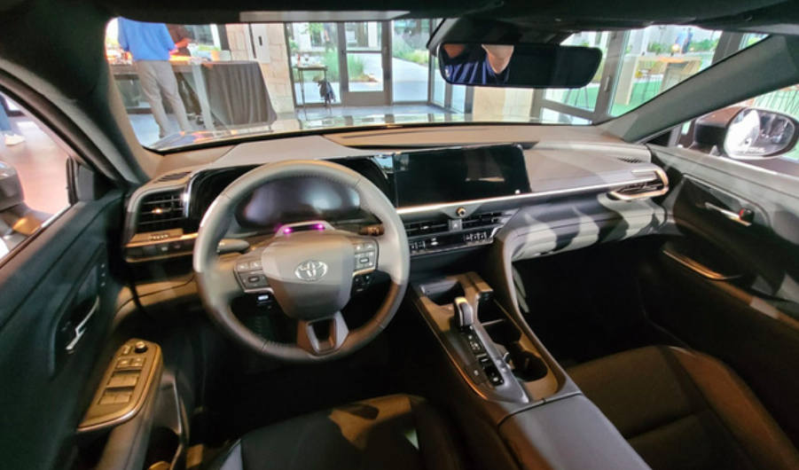 海外实拍丰田全新皇冠轿车，约22万元起售，或10月国内开卖