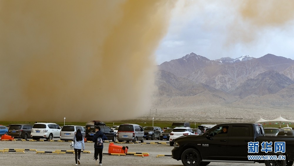 震撼青海一地遭遇沙尘暴滚滚黄沙如大片上映