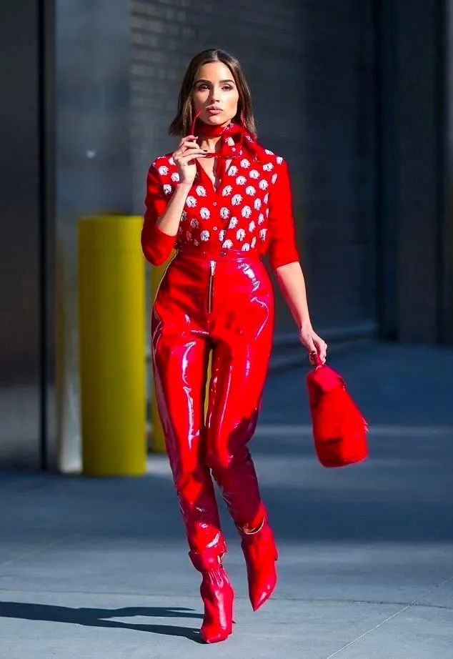 最好穿的乳胶装还是乳胶抹胸裙,胖瘦皆可,但是要有胸有腰.