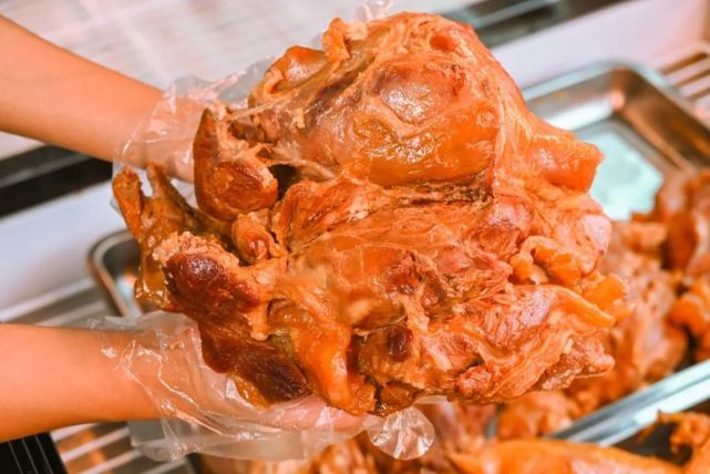 店里还有其他的一些小吃卤味,鸡腿,鸡胗等等和花生米,真的是下酒神器.