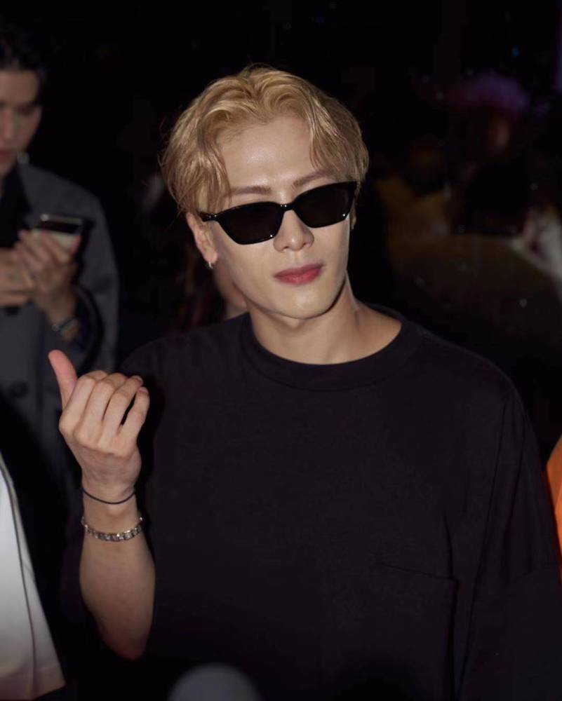 王嘉尔下跪感谢泰国粉丝惹争议主动行礼跪拜不许旁人拉起自己