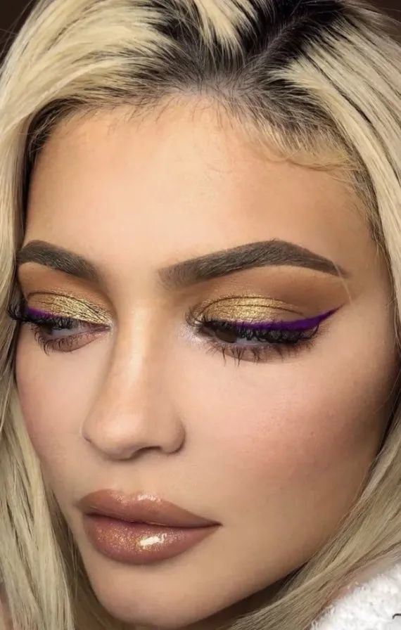 因为欧美人的五官立体度非常高,大部分妆容都会带有很夸张或艳丽的