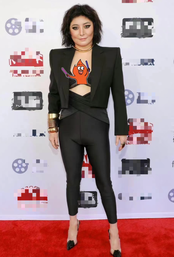 上半身的廓形与下身的紧身看着不搭配,再加上何超仪的身高只有160 cm