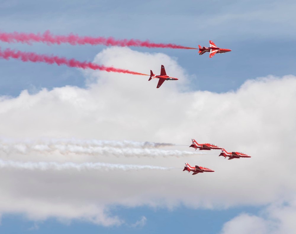 组图一起看一看红箭飞行表演队在纹身会航展上的飞行表演吧